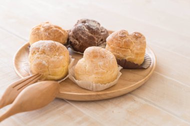 kremalı pasta plaka üzerinde