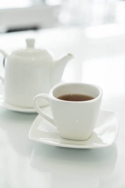 Çay fincanı masanın üstünde.