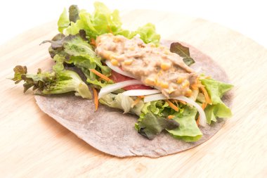 ton balıklı Mısır salata ile salata rulo sarma