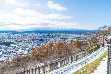 Kawaguchiko şehir manzarası ile kar 