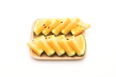 beyaz üzerine taze sarı karpuz 