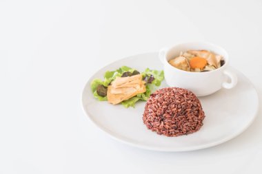 Berry pirinç ve tofu ile dolması lahana çorbası