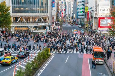 Tokyo, Japonya, 17 Kasım 2016: Shibuya Crossing, şehir sokak ile