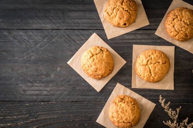 yulaf ezmesi kuru üzüm kurabiyeleri ahşap üzerine