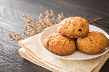 yulaf ezmesi kuru üzüm kurabiyeleri ahşap üzerine