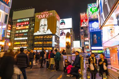 Osaka, Japonya - 19 Kasım 2016: Bir grup insan shopp için yürüyüş