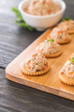 ton balıklı kraker ile yayıldı