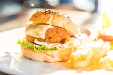 kızarmış tavuk burger peynirli