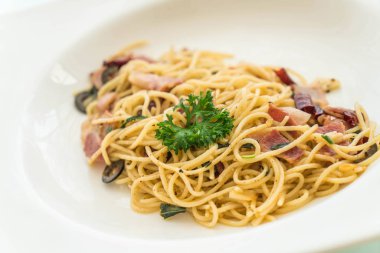 pastırma ve sarımsak ile tavada kızartılmış spagetti 