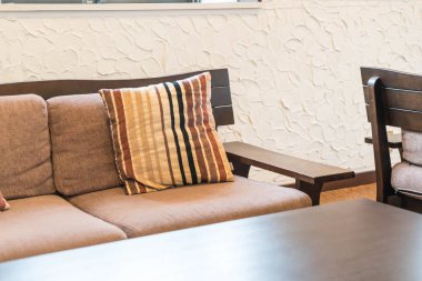 Kanepe üzerinde güzel yastık