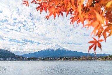Japonya 'daki Kawaguchiko Gölü' nde Fuji Dağı..
