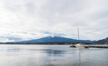 Japonya 'daki Kawaguchiko Gölü' nde Fuji Dağı..