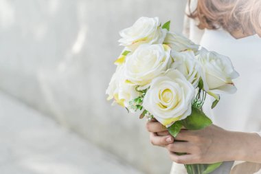 Çiçek buketi holding eller