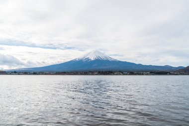 Japonya 'daki Kawaguchiko Gölü' nde Fuji Dağı..