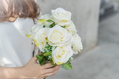 Çiçek buketi holding eller