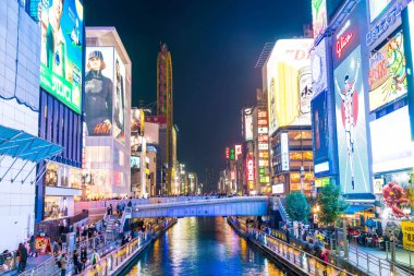 Osaka, Japonya - 19 Kasım 2016: Bir grup insan shopp için yürüyüş