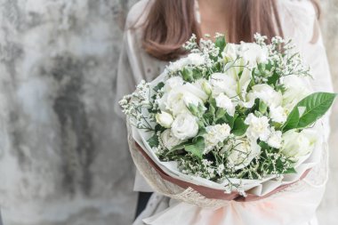 Çiçek buketi holding eller