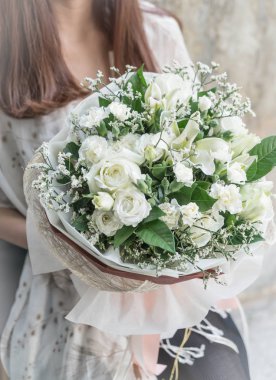 Çiçek buketi holding eller