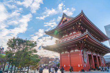 Tokyo-Kasım 28: Budist tapınağı Sensoji Tokyo kalabalık insanlara