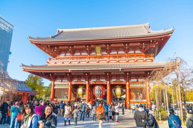 Tokyo-Kasım 28: Budist tapınağı Sensoji Tokyo kalabalık insanlara