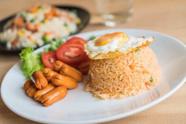 sosis ve kızarmış yumurta ile kızarmış pilav