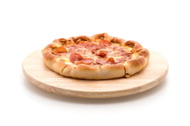 Beyaz zemin üzerine ev yapımı biberli Pizza 