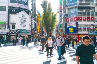 Tokyo, Japonya - 2016 Kasım 17: Shinjuku Tokyo'nın busine biridir