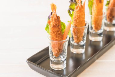  ahşap üzerine meyilli kızarmış karides