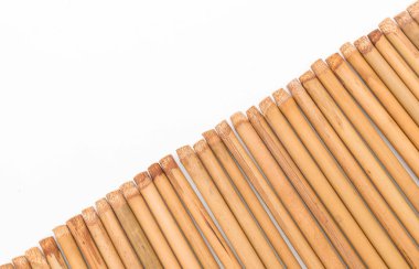 Bambu çubuk üzerinde beyaz