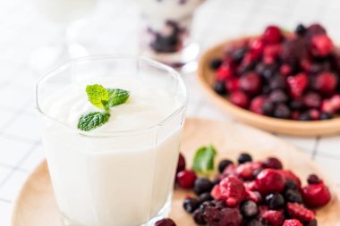 karışık meyveli Yoğurtlu