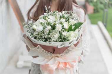 Çiçek buketi holding eller