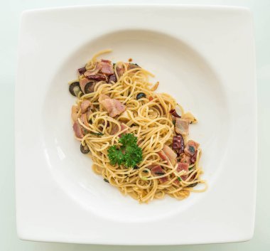 pastırma ve sarımsak ile tavada kızartılmış spagetti 