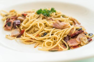 pastırma ve sarımsak ile tavada kızartılmış spagetti 