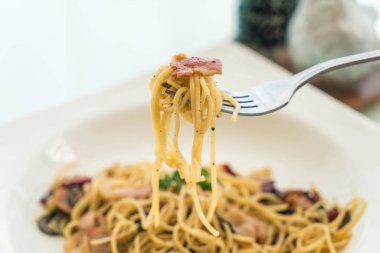 pastırma ve sarımsak ile tavada kızartılmış spagetti 