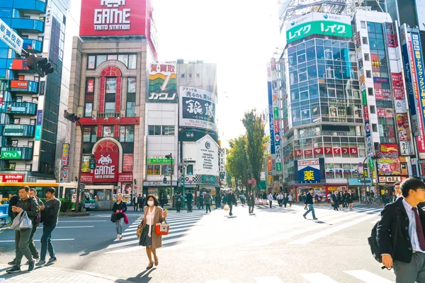 도쿄, 일본 2016 년 11 월 17 일: 신주쿠는 도쿄의 사업 중 하나입니다. — 스톡 사진