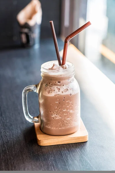 Coklat smoothie (milkshake) dengan guci — Stok Foto