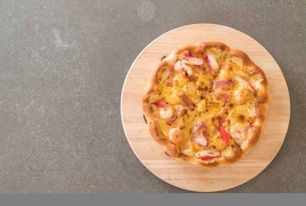 Pizza di pesce hawaiana fatta in casa — Foto Stock