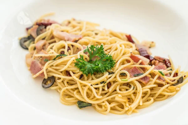 pastırma ve sarımsak ile tavada kızartılmış spagetti 