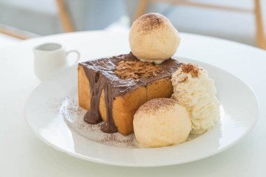 Bal tost vanilyalı dondurma ve çikolata ile