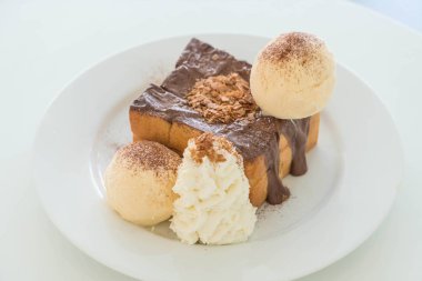 Bal tost vanilyalı dondurma ve çikolata ile