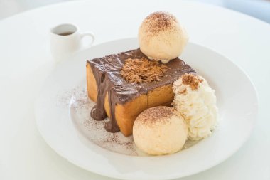 Bal tost vanilyalı dondurma ve çikolata ile