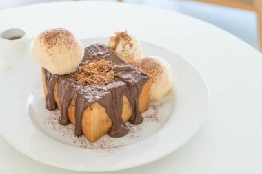 Bal tost vanilyalı dondurma ve çikolata ile