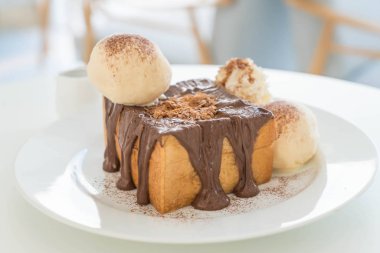 Bal tost vanilyalı dondurma ve çikolata ile