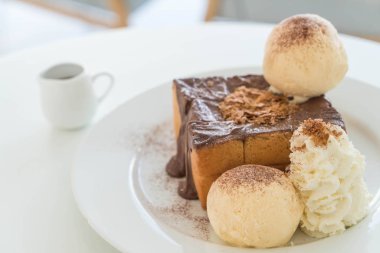 Bal tost vanilyalı dondurma ve çikolata ile