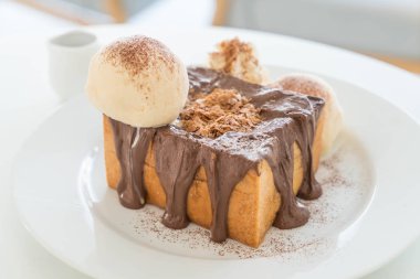 Bal tost vanilyalı dondurma ve çikolata ile