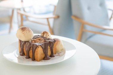 Bal tost vanilyalı dondurma ve çikolata ile