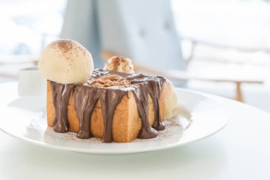 Bal tost vanilyalı dondurma ve çikolata ile