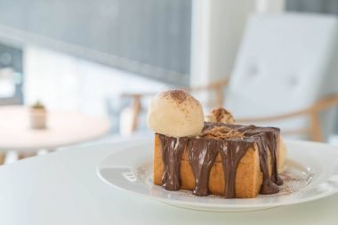 Bal tost vanilyalı dondurma ve çikolata ile