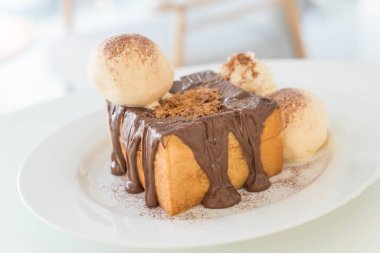 Bal tost vanilyalı dondurma ve çikolata ile