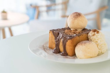 Bal tost vanilyalı dondurma ve çikolata ile